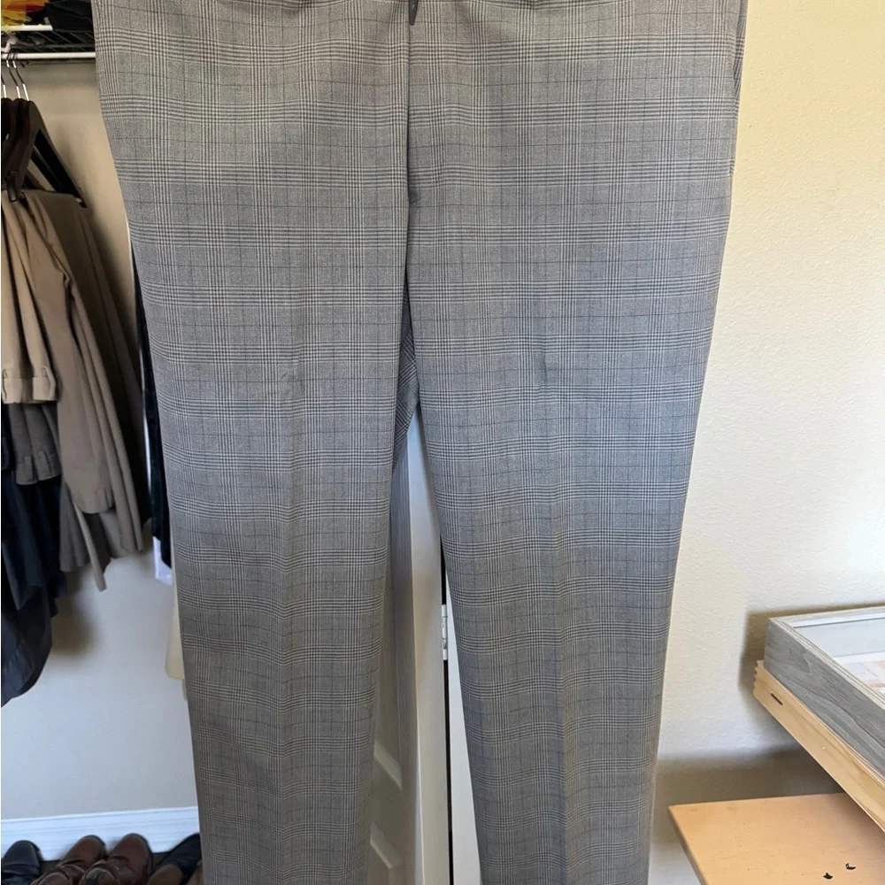 Michael Kors Light Gray Glen Plaid Suit Jacket Set
Jacket 52L Pants 42Wx32L - Picture 4 of 7